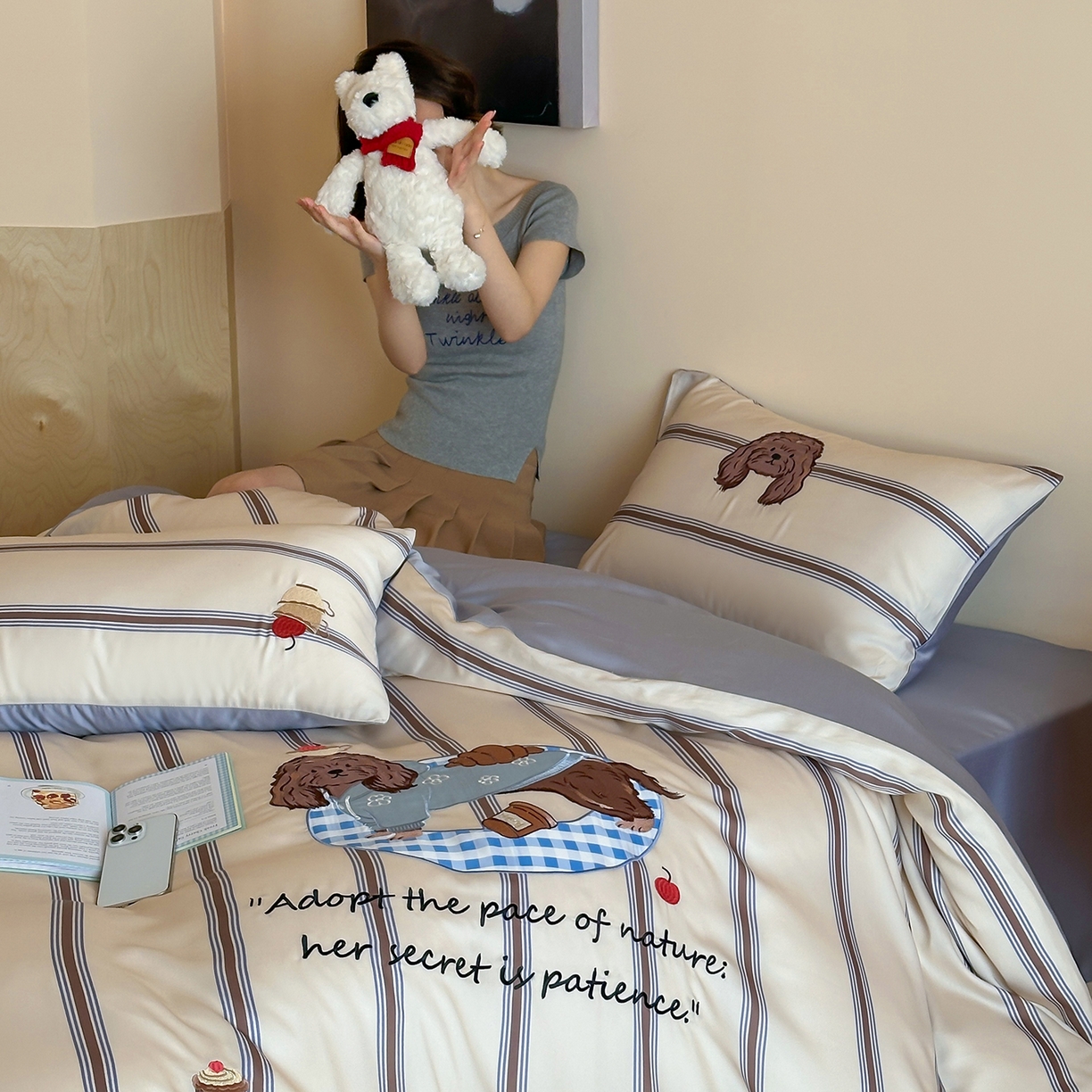 91家纺网 家纺一手货源 找家纺 沐珩家纺 2026新款兰精60s数码条纹天丝绣花四件套 海盐慕斯