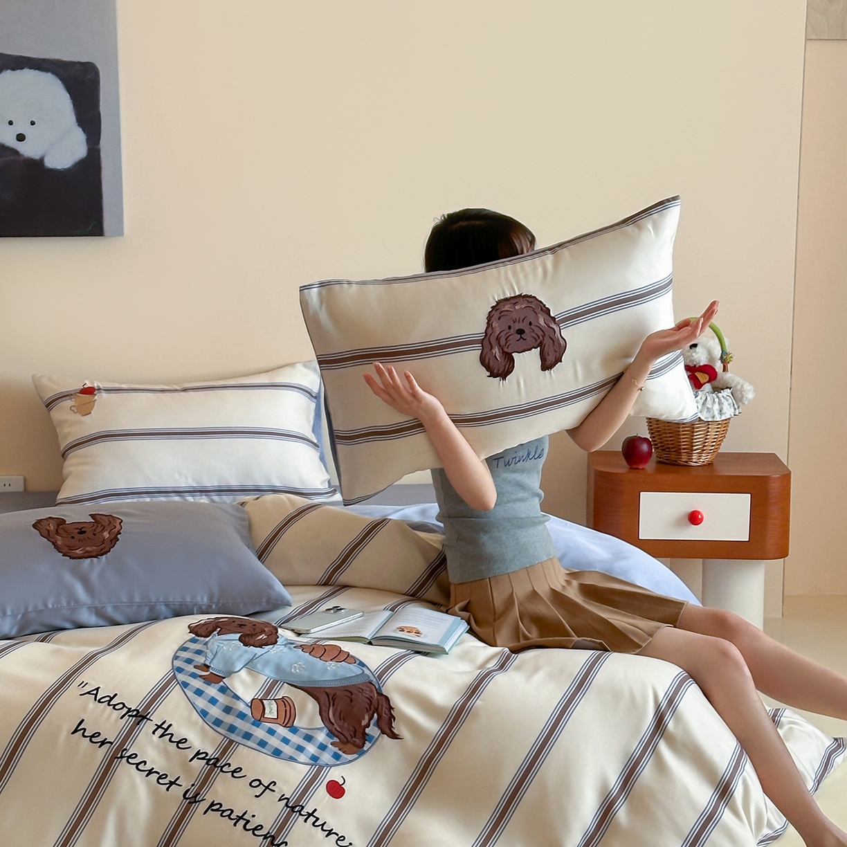 91家纺网 家纺一手货源 找家纺 沐珩家纺 2026新款兰精60s数码条纹天丝绣花四件套 海盐慕斯