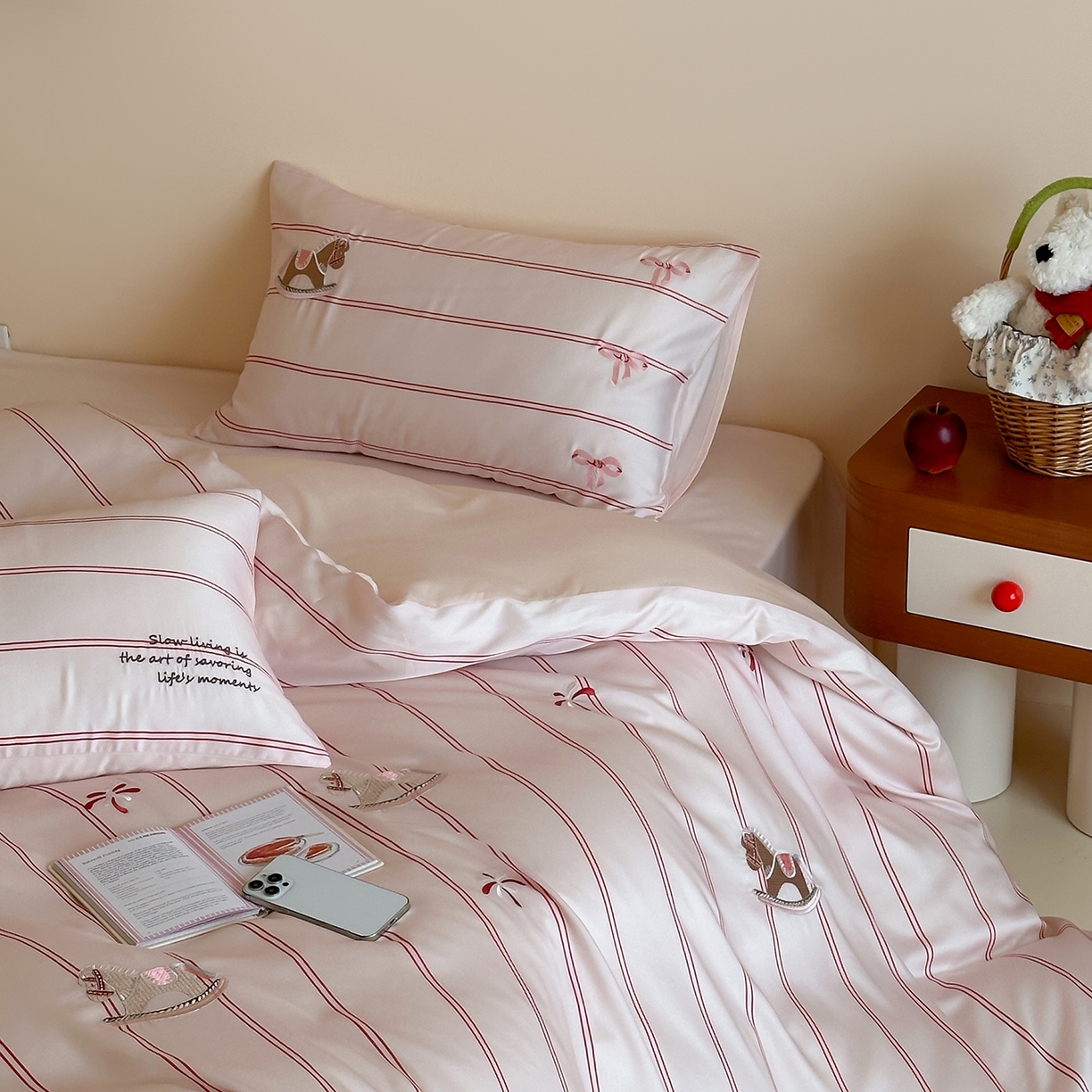 91家纺网 家纺一手货源 找家纺 沐珩家纺 2026新款兰精60s数码条纹天丝绣花四件套 粉调游园