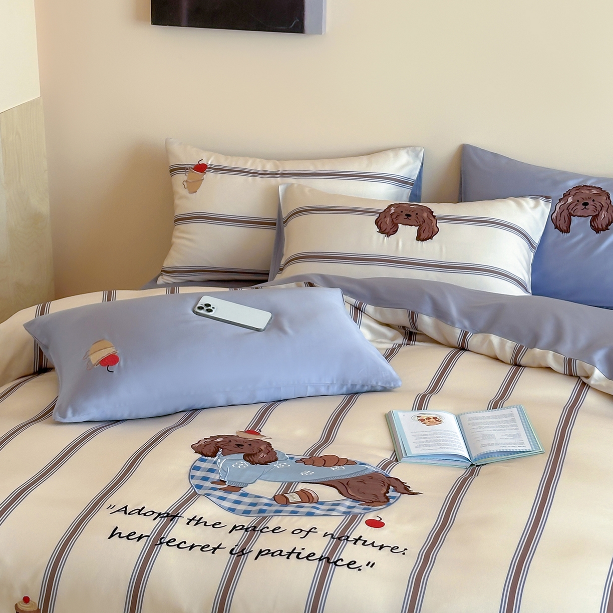 91家纺网 家纺一手货源 找家纺 沐珩家纺 2026新款兰精60s数码条纹天丝绣花四件套 海盐慕斯