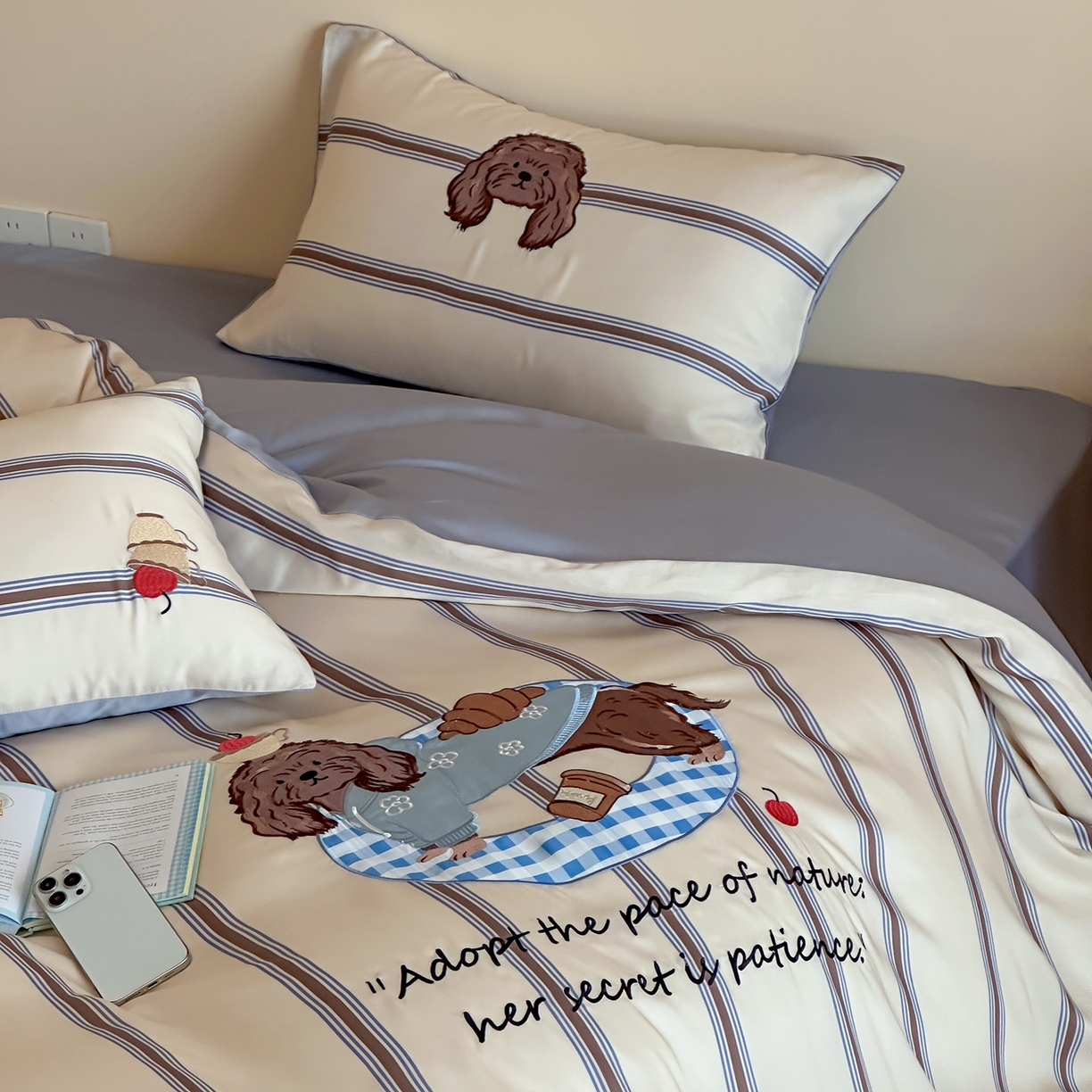 91家纺网 家纺一手货源 找家纺 沐珩家纺 2026新款兰精60s数码条纹天丝绣花四件套 海盐慕斯