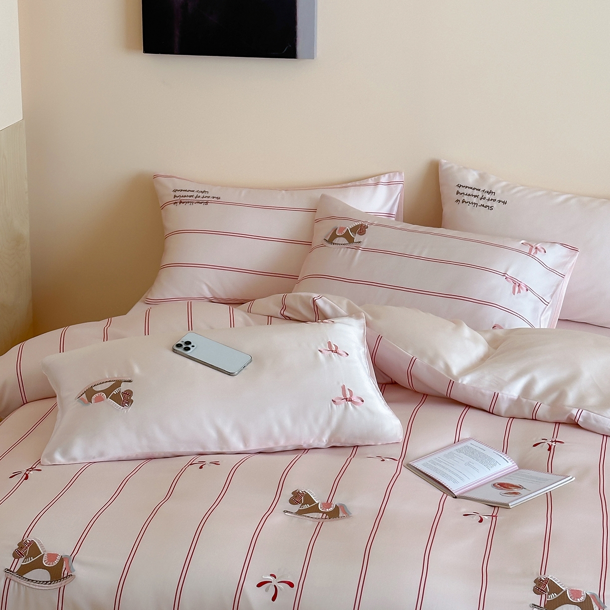 91家纺网 家纺一手货源 找家纺 沐珩家纺 2026新款兰精60s数码条纹天丝绣花四件套 粉调游园