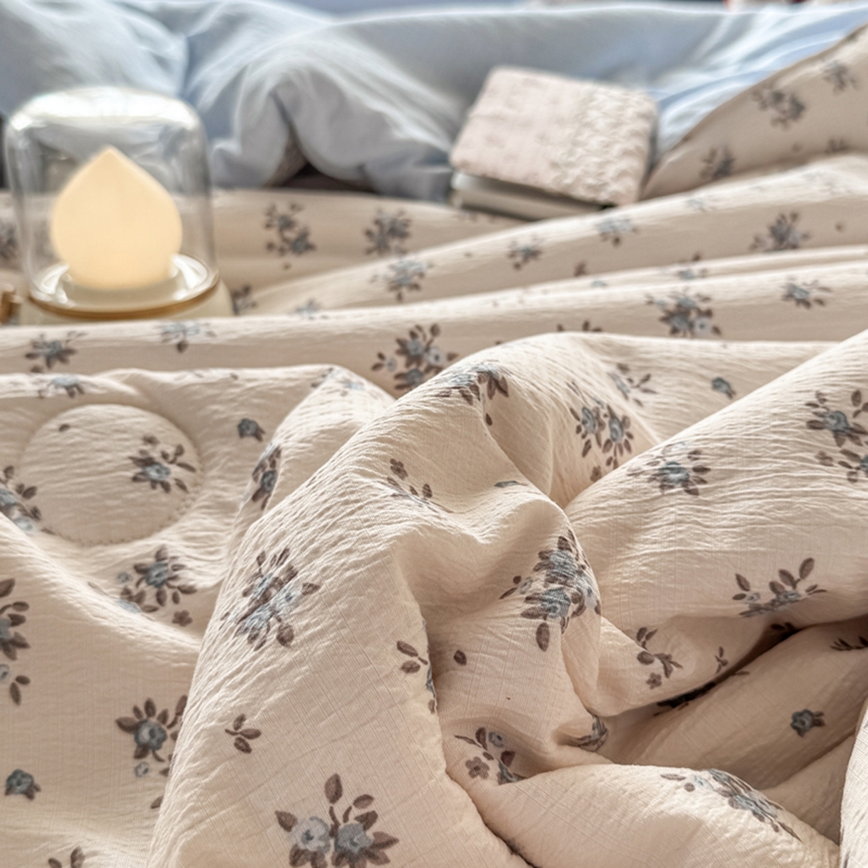 91家纺网 家纺一手货源 找家纺 雅蔓依家纺 2026春夏新款三角针贝壳边木棉云感双层纱棉花夏被夏凉被空调被 墨兰