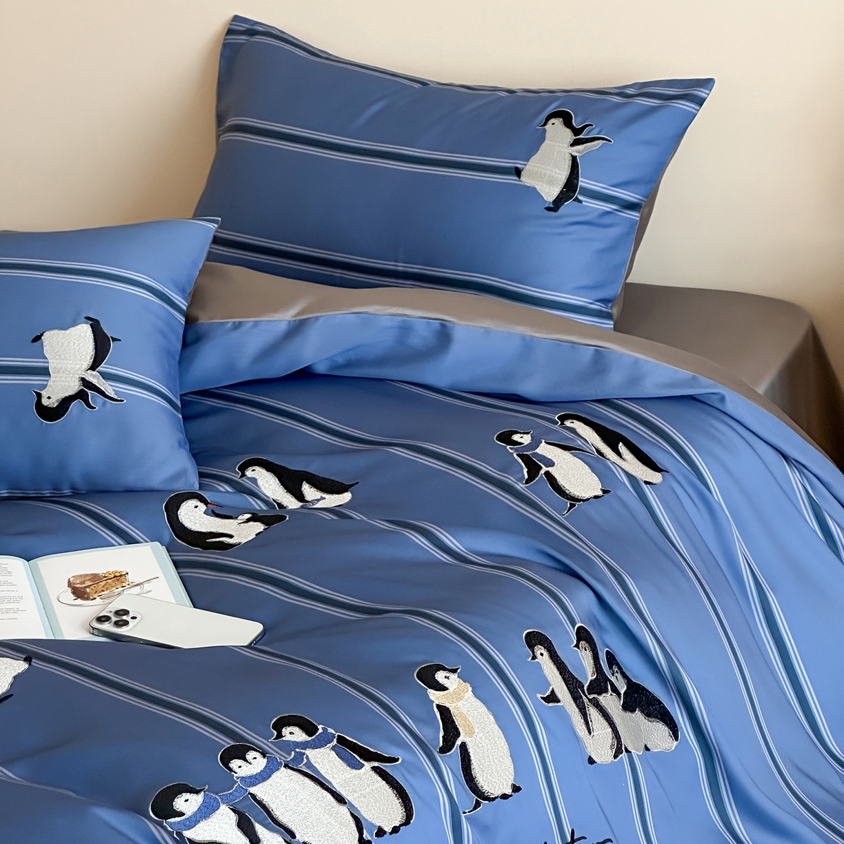 91家纺网 家纺一手货源 找家纺 沐珩家纺 2026新款兰精60s数码条纹天丝绣花四件套 极地冰蓝