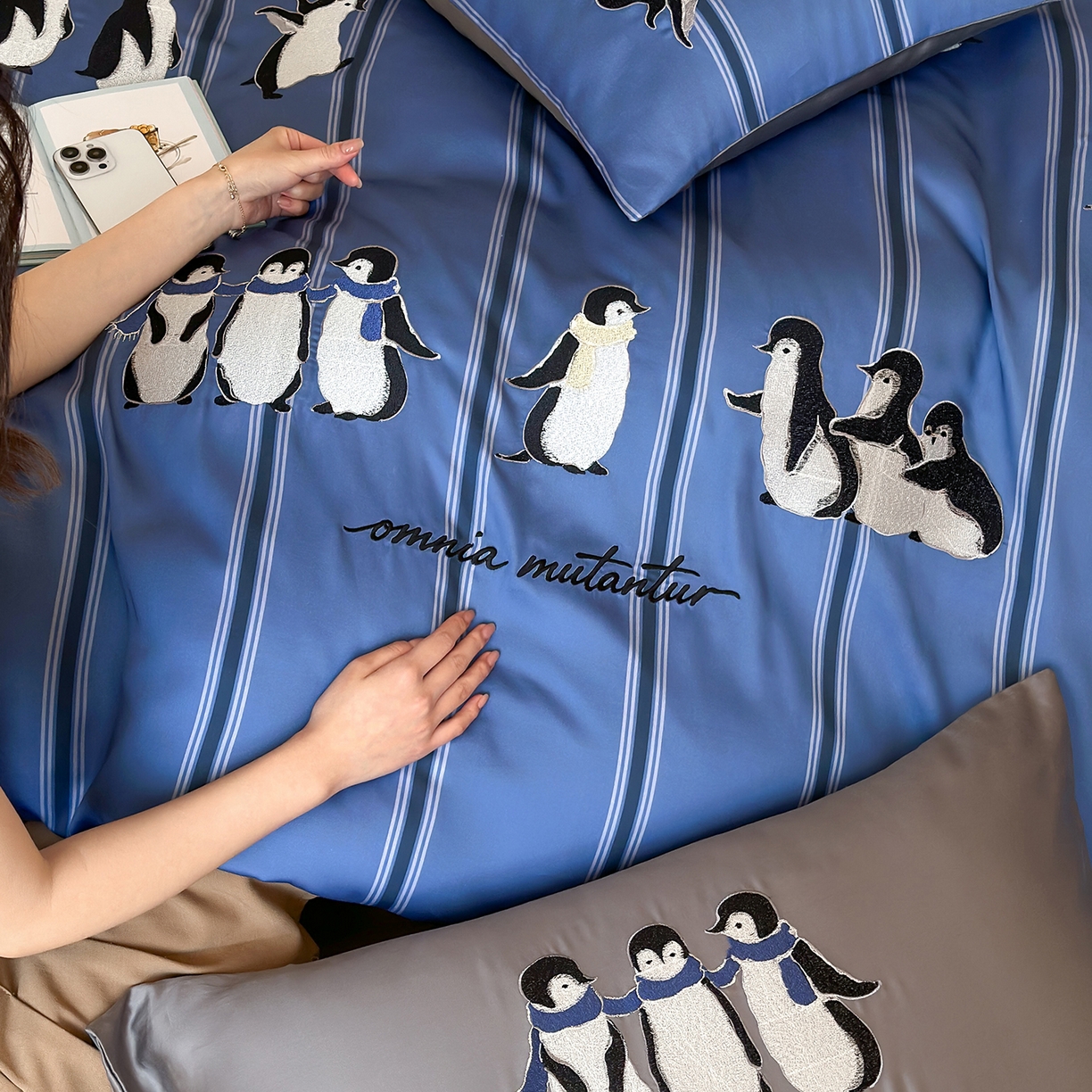 91家纺网 家纺一手货源 找家纺 沐珩家纺 2026新款兰精60s数码条纹天丝绣花四件套 极地冰蓝