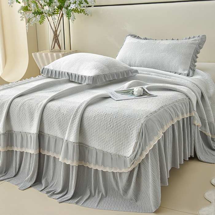 91家纺网 家纺一手货源 找家纺 诺梵家纺 2026新款凉豆豆PE高分子凉感花边床裙凉席三件套 见山-灰