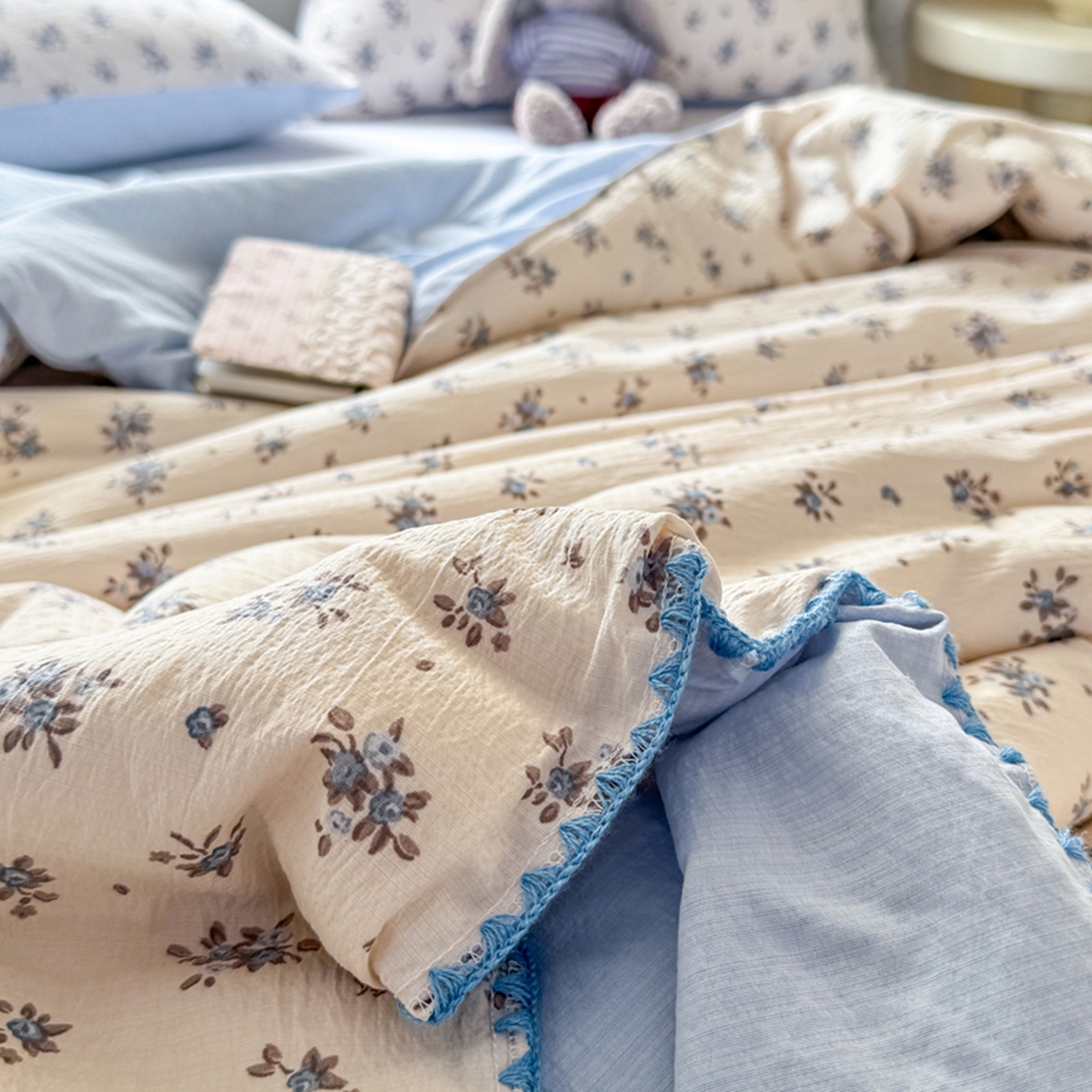 91家纺网 家纺一手货源 找家纺 雅蔓依家纺 2026春夏新款三角针贝壳边木棉云感双层纱棉花夏被夏凉被空调被 墨兰