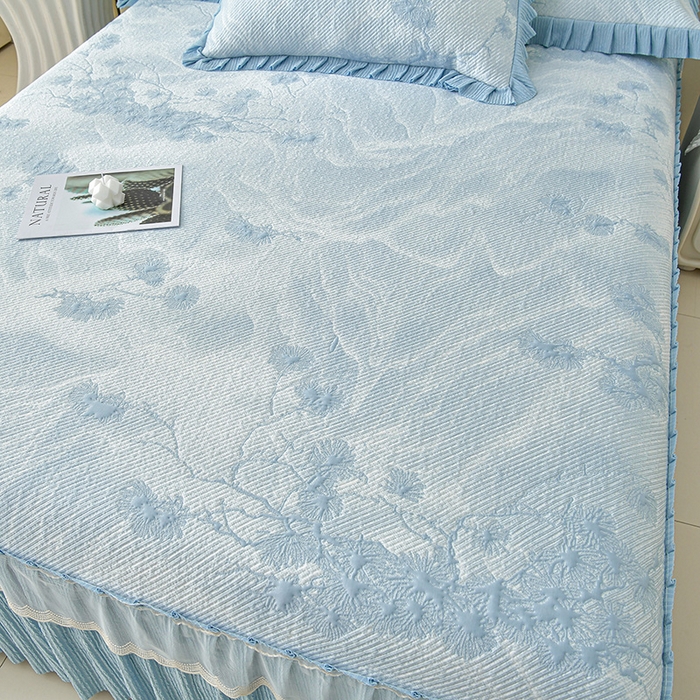 91家纺网 家纺一手货源 找家纺 诺梵家纺 2026新款凉豆豆PE高分子凉感花边床裙凉席三件套 松间月-蓝