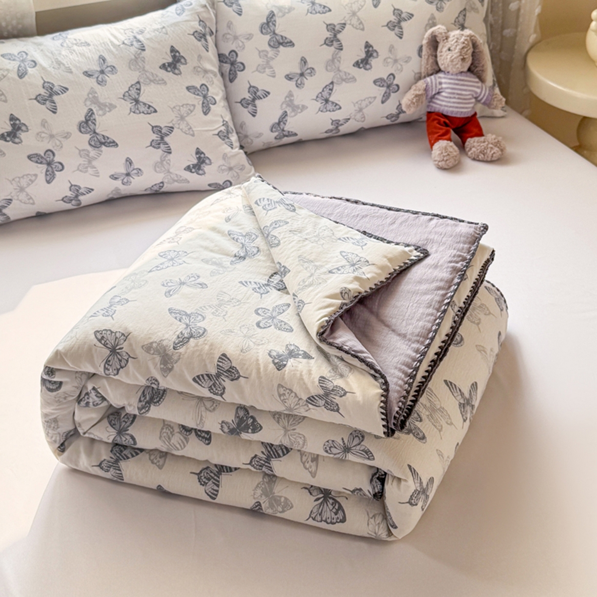 雅蔓依家纺 2026春夏新款三角针贝壳边木棉云感双层纱棉花夏被夏凉被空调被 翩翩起舞