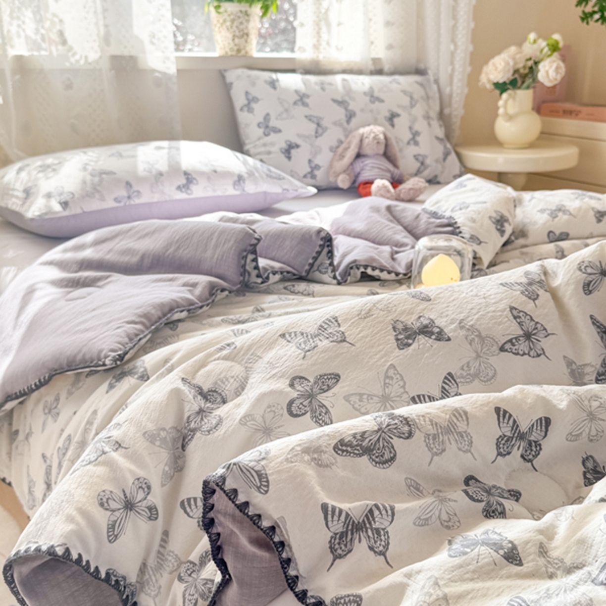 91家纺网 家纺一手货源 找家纺 雅蔓依家纺 2026春夏新款三角针贝壳边木棉云感双层纱棉花夏被夏凉被空调被 翩翩起舞