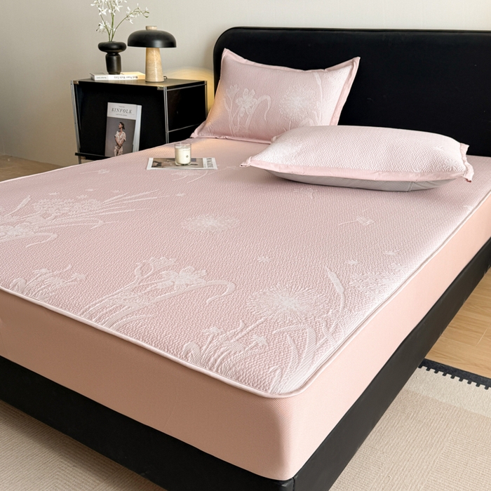 91家纺网 家纺一手货源 找家纺 鑫琪莱家纺 2026新款提花浮雕凉豆豆凉感凉席床笠款 蒲公英粉