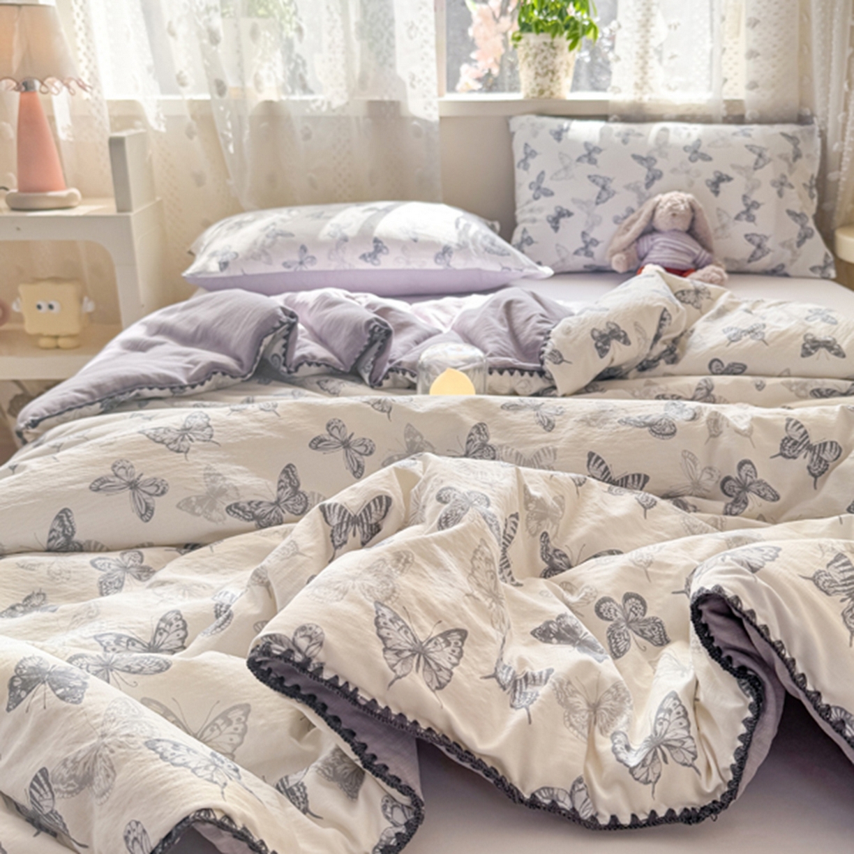 91家纺网 家纺一手货源 找家纺 雅蔓依家纺 2026春夏新款三角针贝壳边木棉云感双层纱棉花夏被夏凉被空调被 翩翩起舞