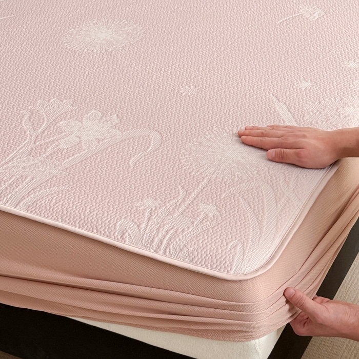 91家纺网 家纺一手货源 找家纺 鑫琪莱家纺 2026新款提花浮雕凉豆豆凉感凉席床笠款 蒲公英粉