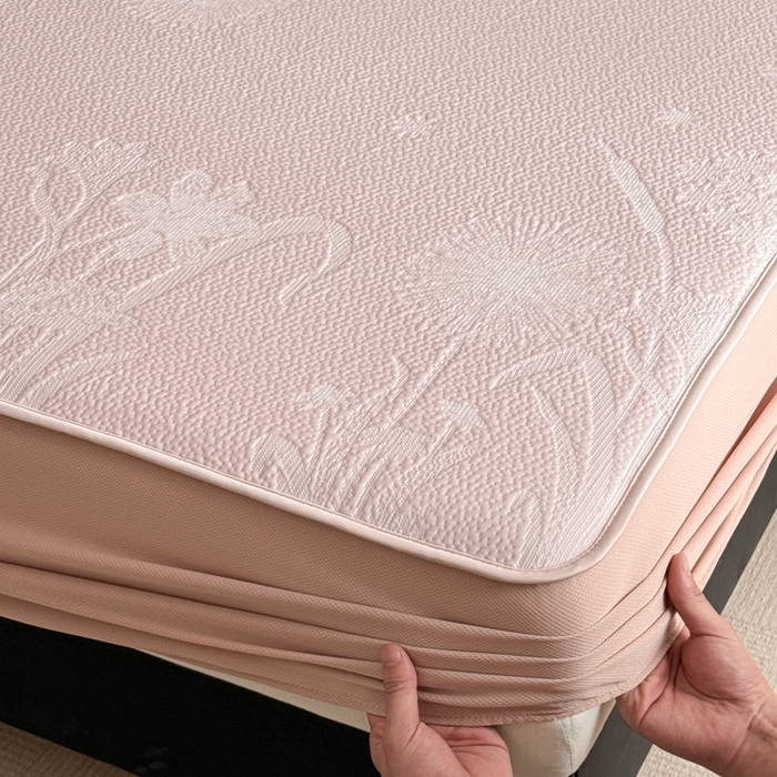 91家纺网 家纺一手货源 找家纺 鑫琪莱家纺 2026新款提花浮雕凉豆豆凉感凉席床笠款 蒲公英粉