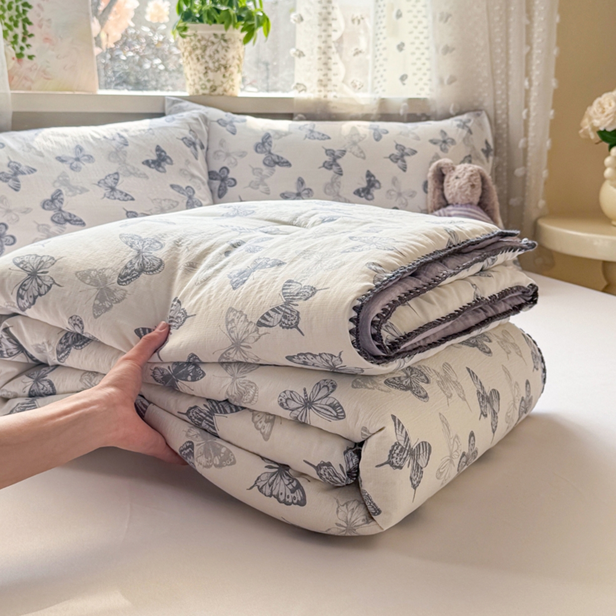 91家纺网 家纺一手货源 找家纺 雅蔓依家纺 2026春夏新款三角针贝壳边木棉云感双层纱棉花夏被夏凉被空调被 翩翩起舞