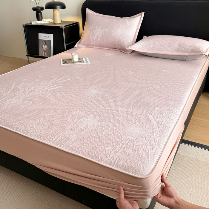 91家纺网 家纺一手货源 找家纺 鑫琪莱家纺 2026新款提花浮雕凉豆豆凉感凉席床笠款 蒲公英粉