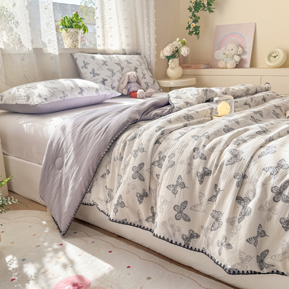 91家纺网 家纺一手货源 找家纺 雅蔓依家纺 2026春夏新款三角针贝壳边木棉云感双层纱棉花夏被夏凉被空调被 翩翩起舞