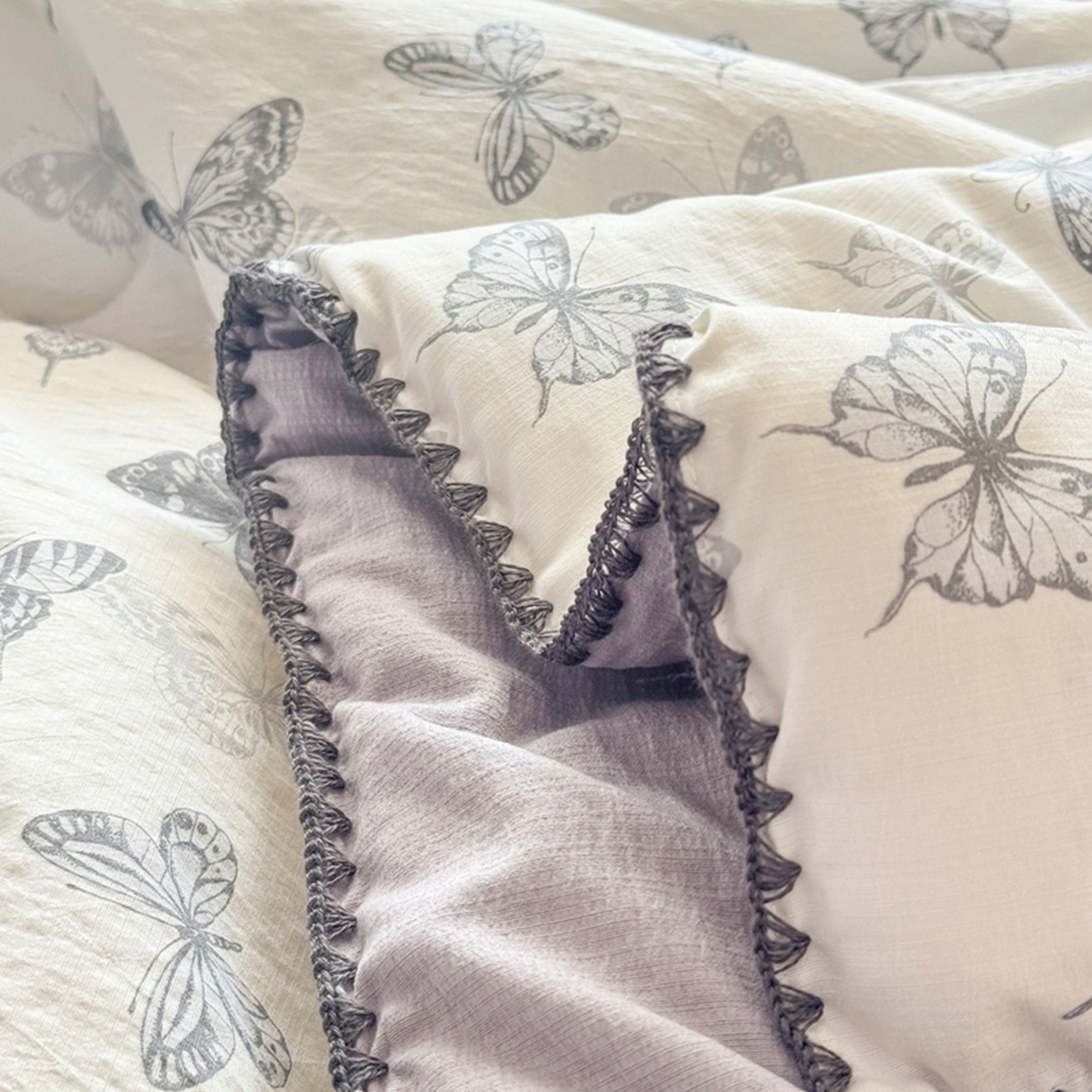 91家纺网 家纺一手货源 找家纺 雅蔓依家纺 2026春夏新款三角针贝壳边木棉云感双层纱棉花夏被夏凉被空调被 翩翩起舞