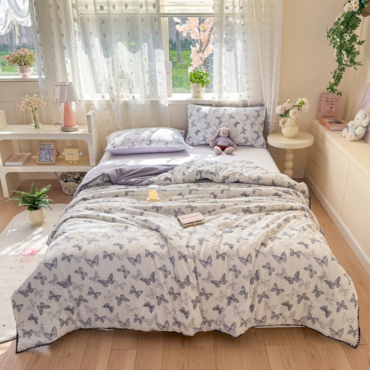 91家纺网 家纺一手货源 找家纺 雅蔓依家纺 2026春夏新款三角针贝壳边木棉云感双层纱棉花夏被夏凉被空调被 翩翩起舞