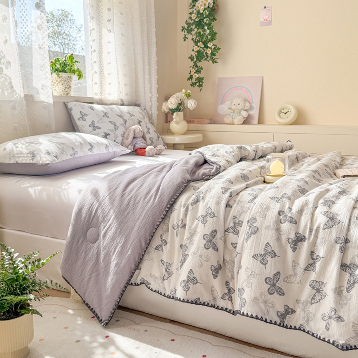 91家纺网 家纺一手货源 找家纺 雅蔓依家纺 2026春夏新款三角针贝壳边木棉云感双层纱棉花夏被夏凉被空调被 翩翩起舞