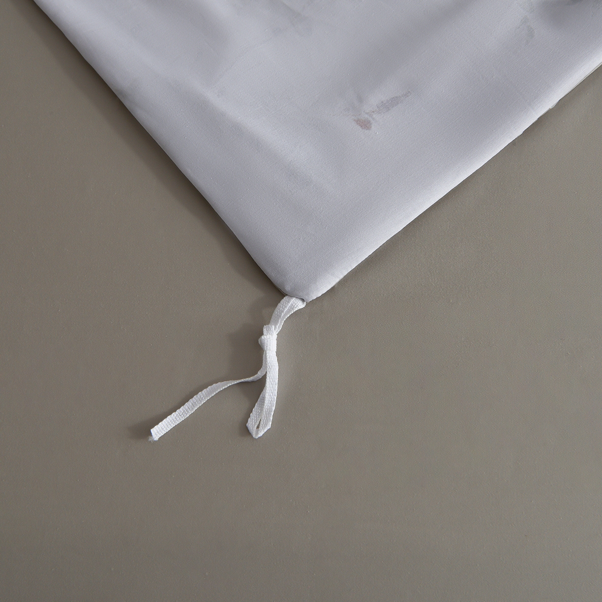 91家纺网 家纺一手货源 找家纺 金昱纺 2026新款全棉50S长绒棉数码印花宽边埋绳款四件套（带精美礼盒包装） 叶栖-咖