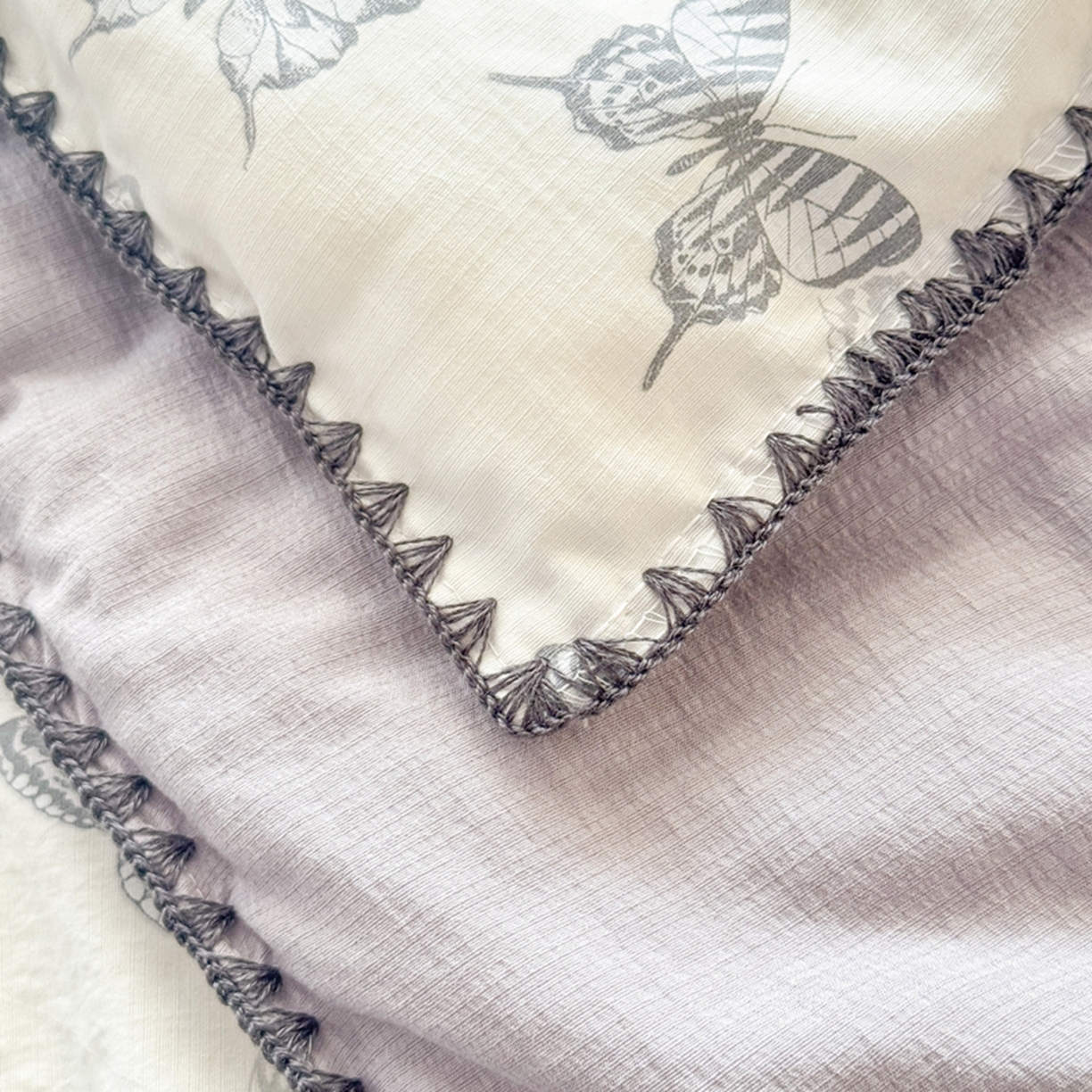 91家纺网 家纺一手货源 找家纺 雅蔓依家纺 2026春夏新款三角针贝壳边木棉云感双层纱棉花夏被夏凉被空调被 翩翩起舞