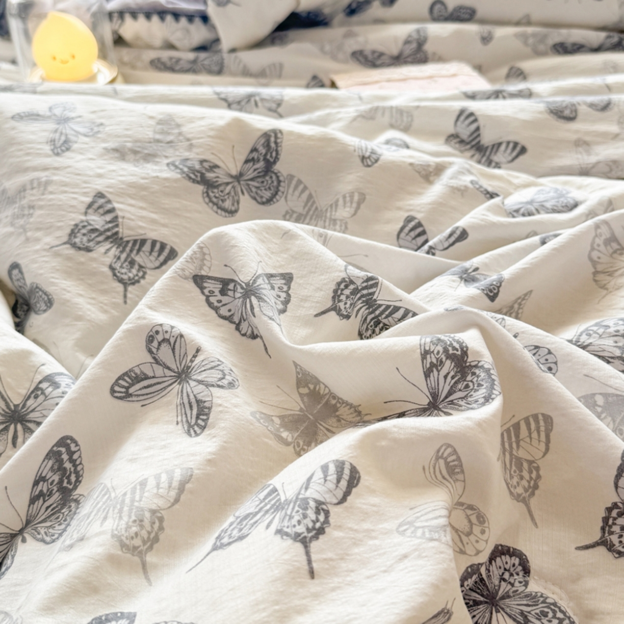 91家纺网 家纺一手货源 找家纺 雅蔓依家纺 2026春夏新款三角针贝壳边木棉云感双层纱棉花夏被夏凉被空调被 翩翩起舞