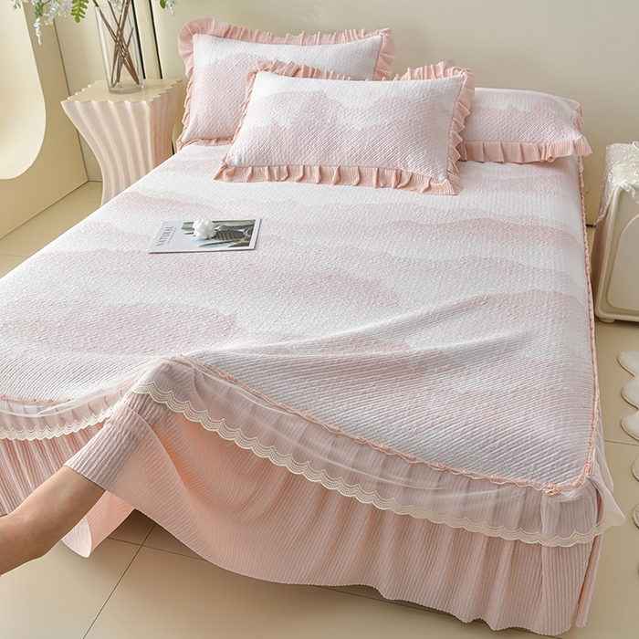 91家纺网 家纺一手货源 找家纺 诺梵家纺 2026新款凉豆豆PE高分子凉感花边床裙凉席三件套 见山-粉