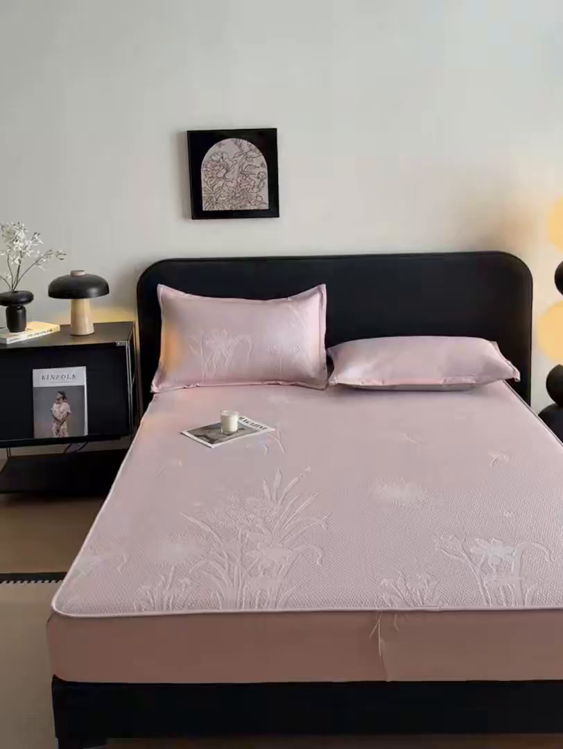 91家纺网 家纺一手货源 找家纺 鑫琪莱家纺 2026新款提花浮雕凉豆豆凉感凉席床笠款 蒲公英粉