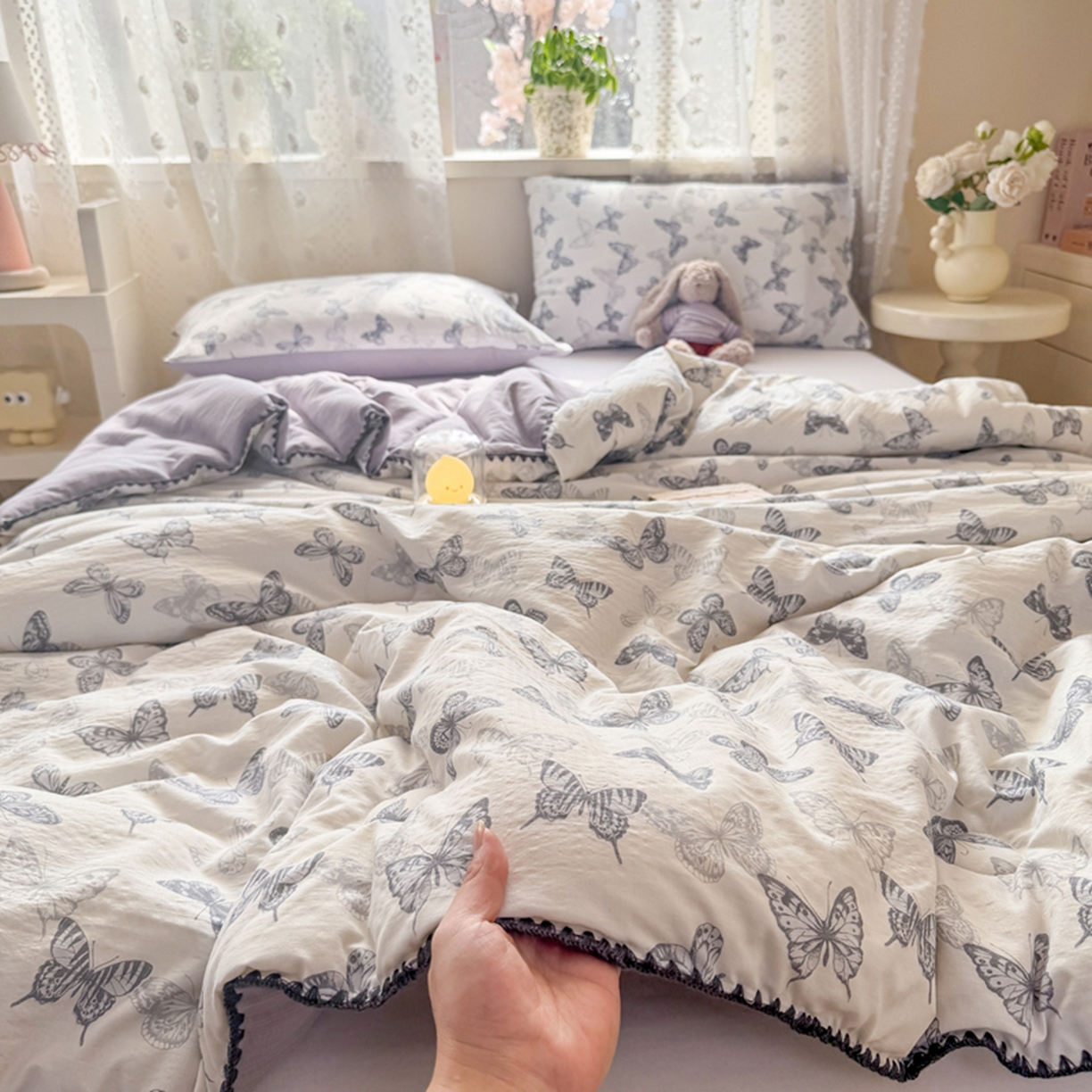 91家纺网 家纺一手货源 找家纺 雅蔓依家纺 2026春夏新款三角针贝壳边木棉云感双层纱棉花夏被夏凉被空调被 翩翩起舞