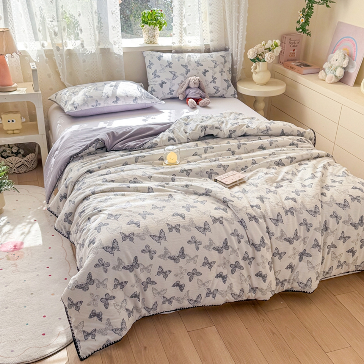 91家纺网 家纺一手货源 找家纺 雅蔓依家纺 2026春夏新款三角针贝壳边木棉云感双层纱棉花夏被夏凉被空调被 翩翩起舞