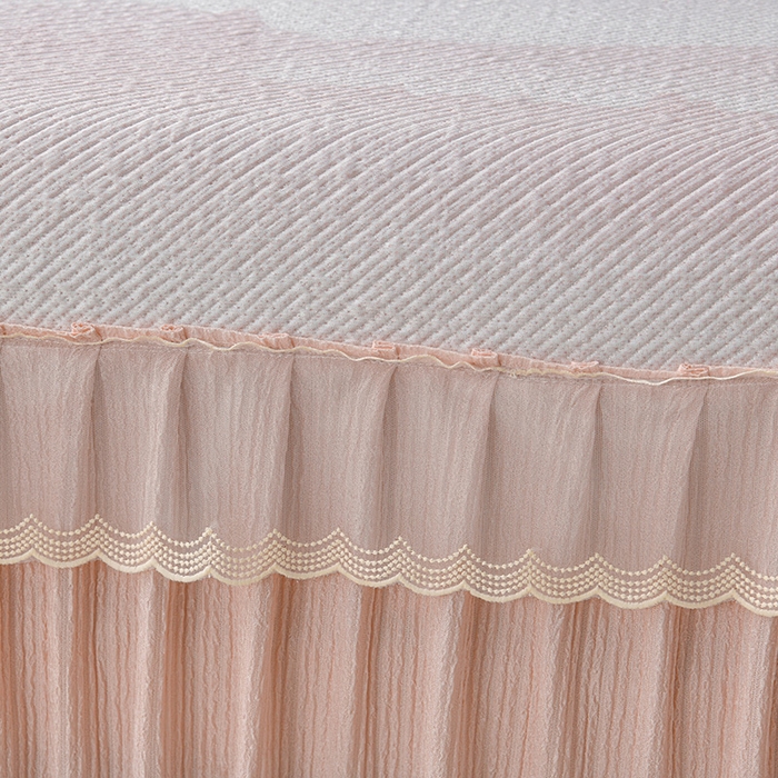 91家纺网 家纺一手货源 找家纺 诺梵家纺 2026新款凉豆豆PE高分子凉感花边床裙凉席三件套 见山-粉