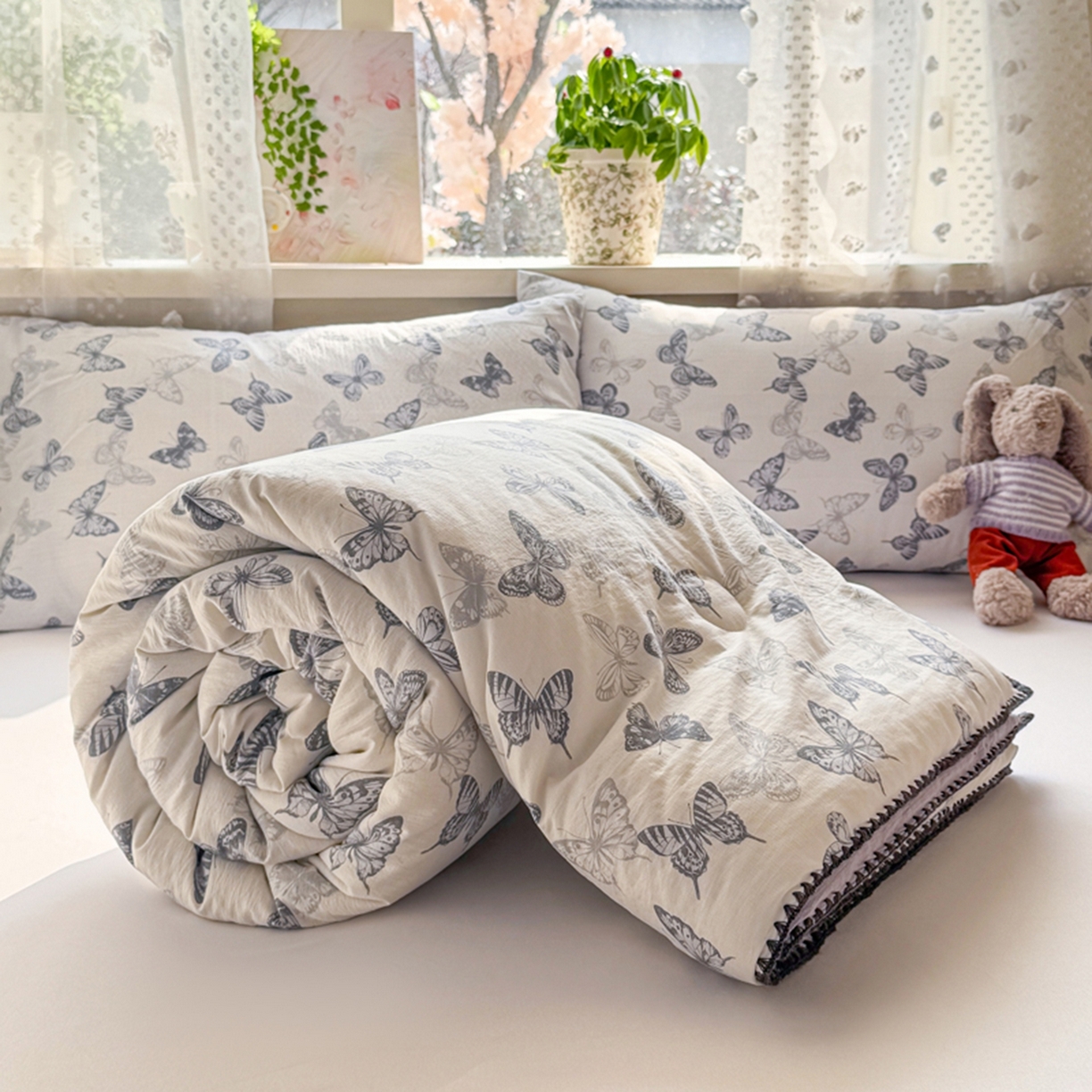 91家纺网 家纺一手货源 找家纺 雅蔓依家纺 2026春夏新款三角针贝壳边木棉云感双层纱棉花夏被夏凉被空调被 翩翩起舞