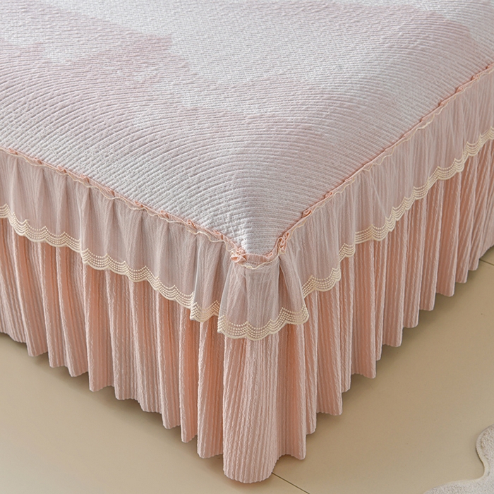 91家纺网 家纺一手货源 找家纺 诺梵家纺 2026新款凉豆豆PE高分子凉感花边床裙凉席三件套 见山-粉