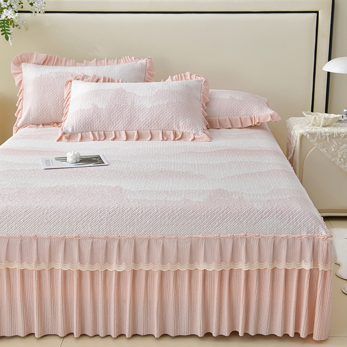 91家纺网 家纺一手货源 找家纺 诺梵家纺 2026新款凉豆豆PE高分子凉感花边床裙凉席三件套 见山-粉