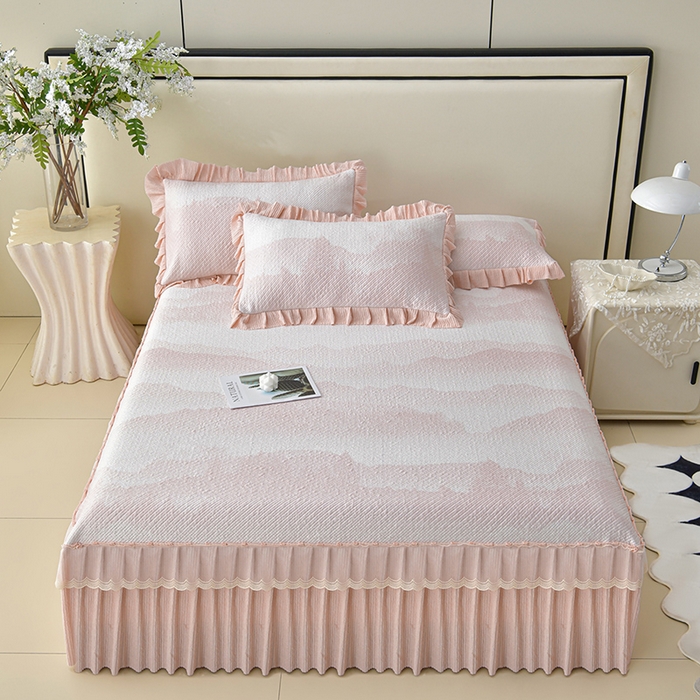 91家纺网 家纺一手货源 找家纺 诺梵家纺 2026新款凉豆豆PE高分子凉感花边床裙凉席三件套 见山-粉