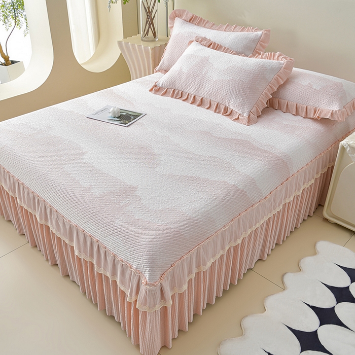 91家纺网 家纺一手货源 找家纺 诺梵家纺 2026新款凉豆豆PE高分子凉感花边床裙凉席三件套 见山-粉