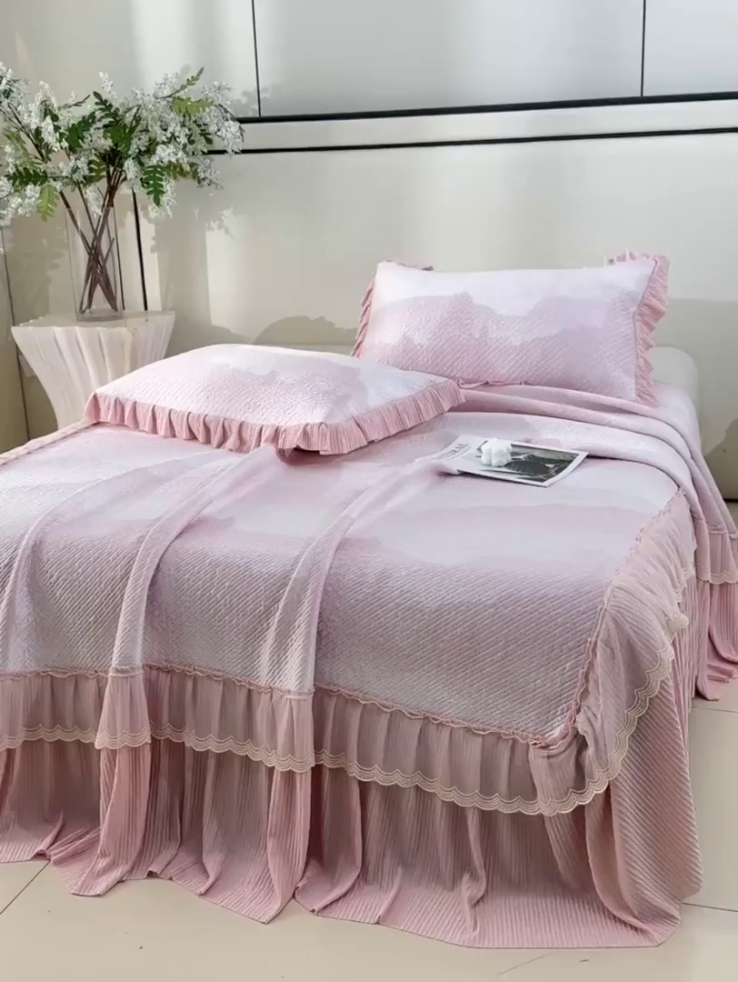 91家纺网 家纺一手货源 找家纺 诺梵家纺 2026新款凉豆豆PE高分子凉感花边床裙凉席三件套 见山-粉