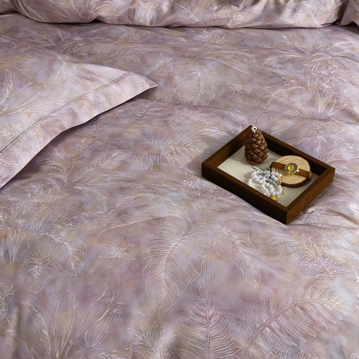 91家纺网 家纺一手货源 找家纺 金昱纺 2026新款全棉50S长绒棉数码印花宽边埋绳款四件套（带精美礼盒包装） 黛秋-粉