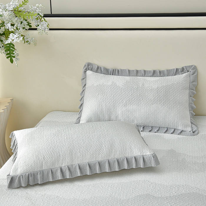 91家纺网 家纺一手货源 找家纺 诺梵家纺 2026新款凉豆豆PE高分子凉感花边床裙凉席三件套 见山-灰