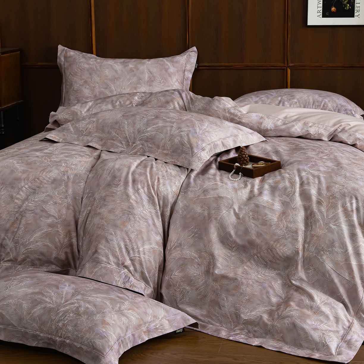 91家纺网 家纺一手货源 找家纺 金昱纺 2026新款全棉50S长绒棉数码印花宽边埋绳款四件套（带精美礼盒包装） 黛秋-粉