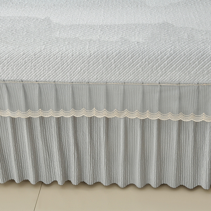 91家纺网 家纺一手货源 找家纺 诺梵家纺 2026新款凉豆豆PE高分子凉感花边床裙凉席三件套 见山-灰