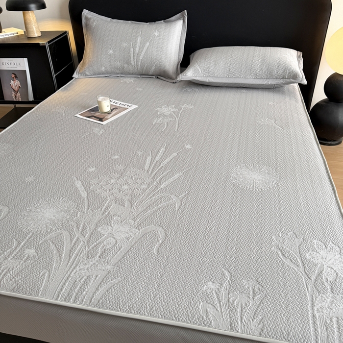 91家纺网 家纺一手货源 找家纺 鑫琪莱家纺 2026新款提花浮雕凉豆豆凉感凉席床笠款 蒲公英灰