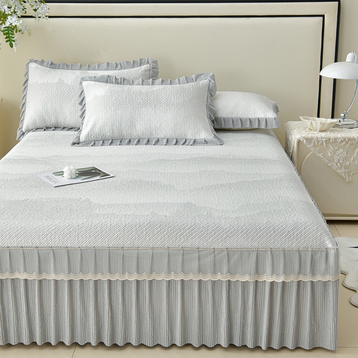 91家纺网 家纺一手货源 找家纺 诺梵家纺 2026新款凉豆豆PE高分子凉感花边床裙凉席三件套 见山-灰