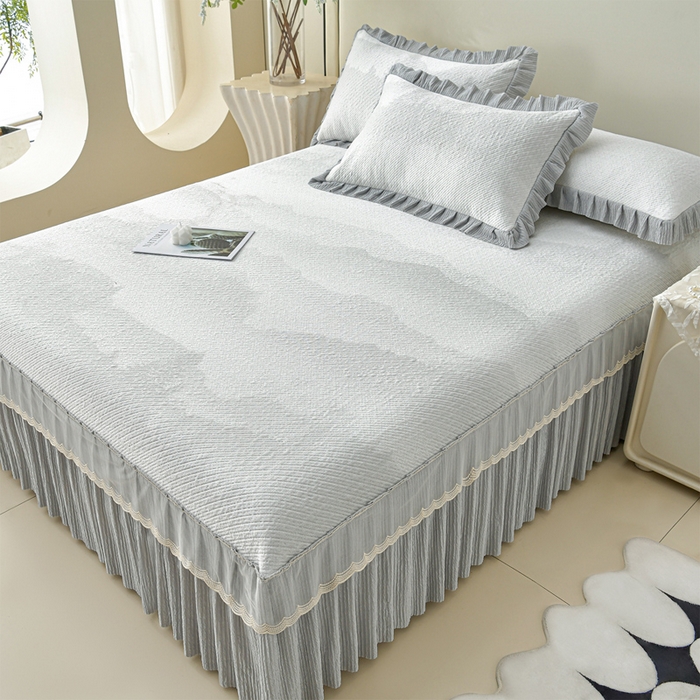 91家纺网 家纺一手货源 找家纺 诺梵家纺 2026新款凉豆豆PE高分子凉感花边床裙凉席三件套 见山-灰