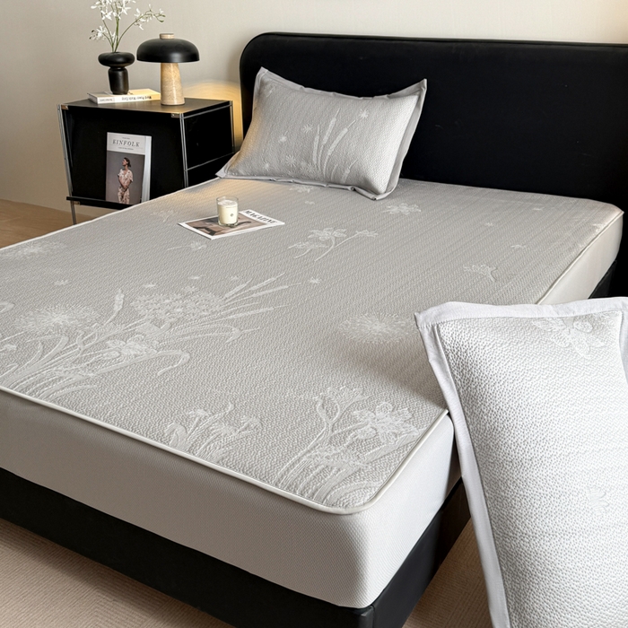 91家纺网 家纺一手货源 找家纺 鑫琪莱家纺 2026新款提花浮雕凉豆豆凉感凉席床笠款 蒲公英灰