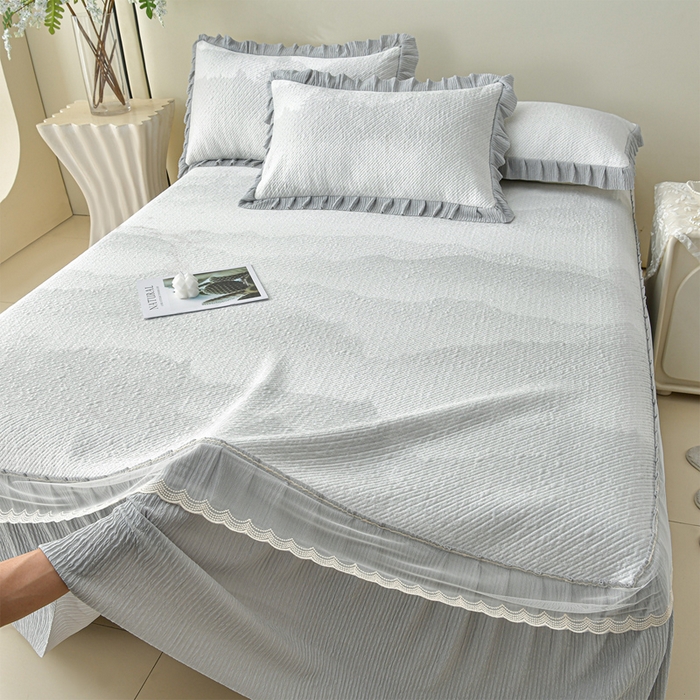 91家纺网 家纺一手货源 找家纺 诺梵家纺 2026新款凉豆豆PE高分子凉感花边床裙凉席三件套 见山-灰