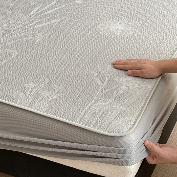 91家纺网 家纺一手货源 找家纺 鑫琪莱家纺 2026新款提花浮雕凉豆豆凉感凉席床笠款 蒲公英灰