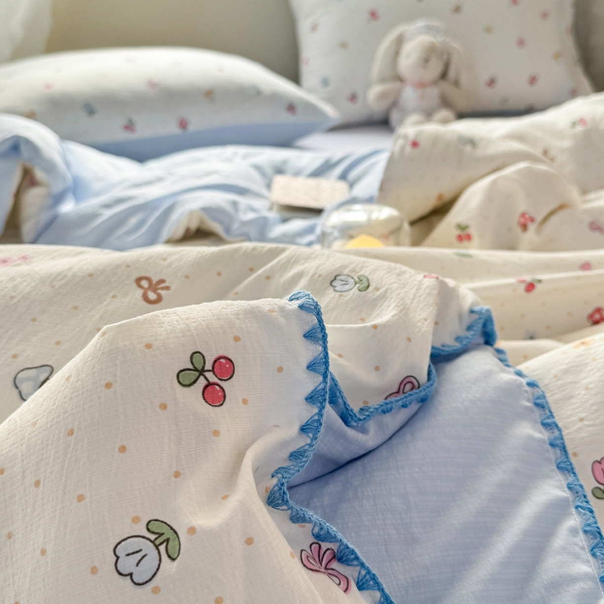 91家纺网 家纺一手货源 找家纺 雅蔓依家纺 2026春夏新款三角针贝壳边木棉云感双层纱棉花夏被夏凉被空调被 小清新