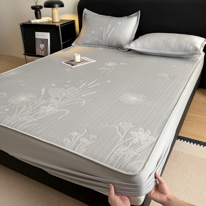 91家纺网 家纺一手货源 找家纺 鑫琪莱家纺 2026新款提花浮雕凉豆豆凉感凉席床笠款 蒲公英灰